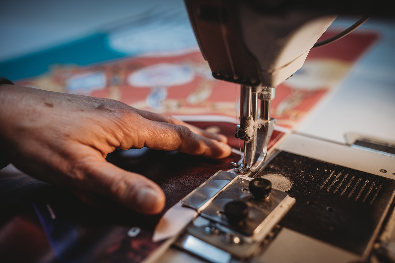 couture des finitions sur une banderole textile