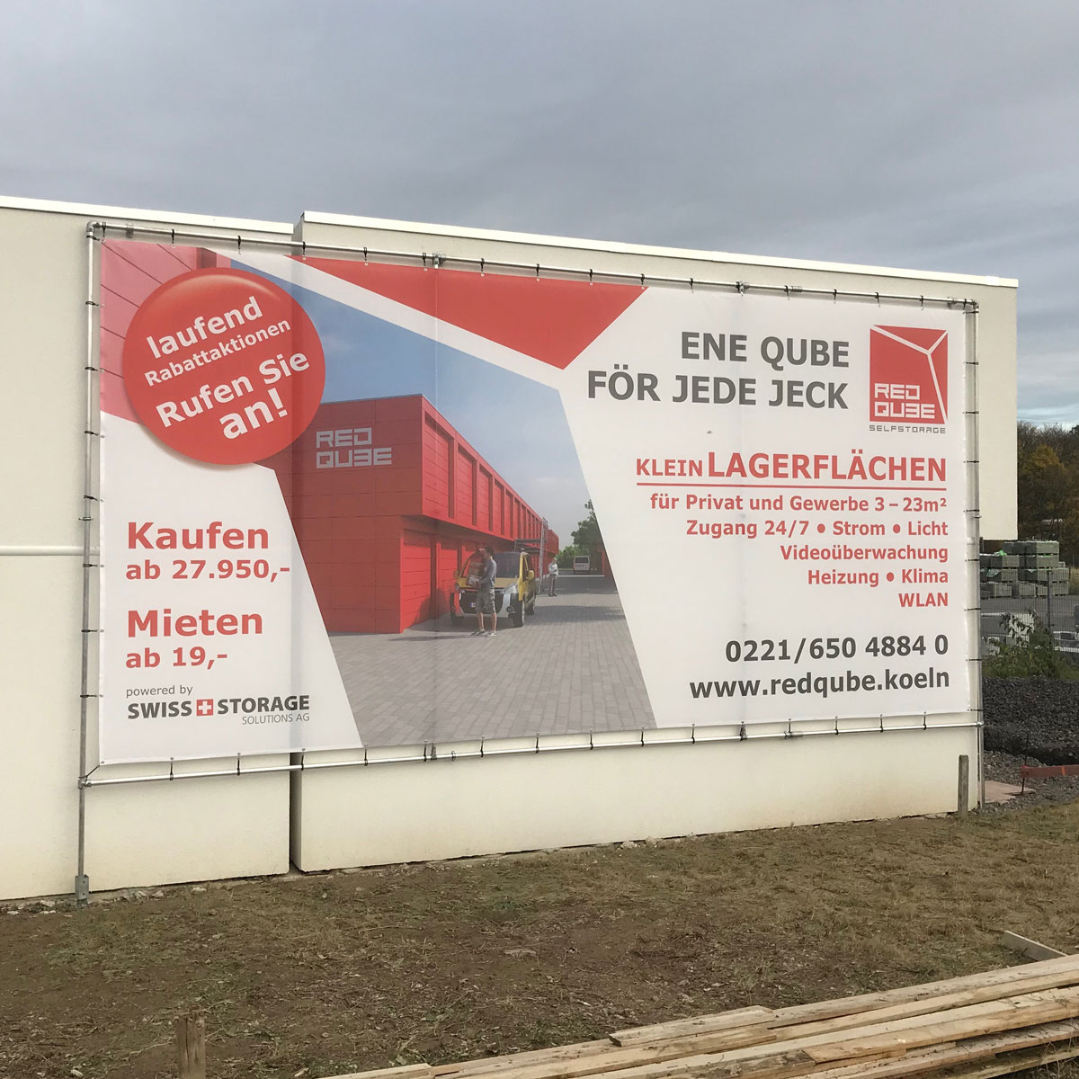 Detail: Banner mit Öse und Spannfix am Aluminiumrahmen befestigt