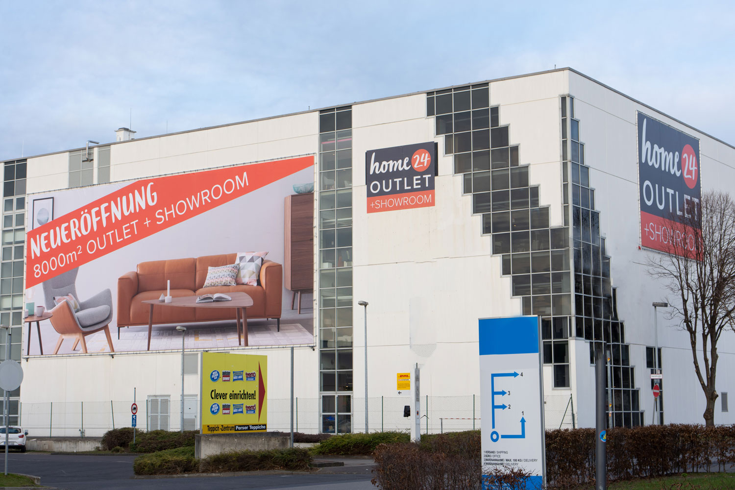 Großformatiges Werbebanner an Gebäude montiert – Beispiel für professionelle Fassadenwerbung