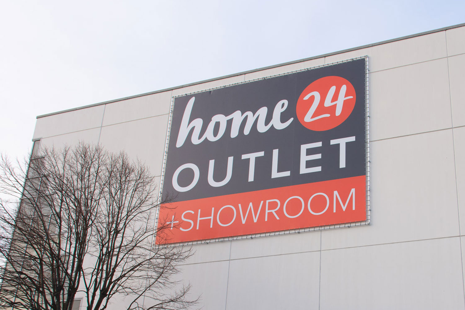 Großes Fassadenbanner an Hallenfassade im Außenbereich montiert